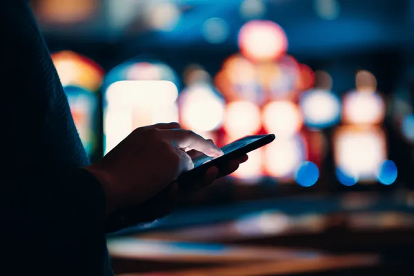 HHBD স্লটস — হাজারো থিম ও জ্যাকপট আপনার জন্য অপেক্ষায় উজ্জ্বল স্লট মেশিনের পাশে এক স্টাইলিশ নারী, যেখানে জ্বলে উঠছে ‘সেভেন’—যা HHBD–এর শীর্ষ স্লটগুলোর বৈচিত্র্যকে উপস্থাপন করে।