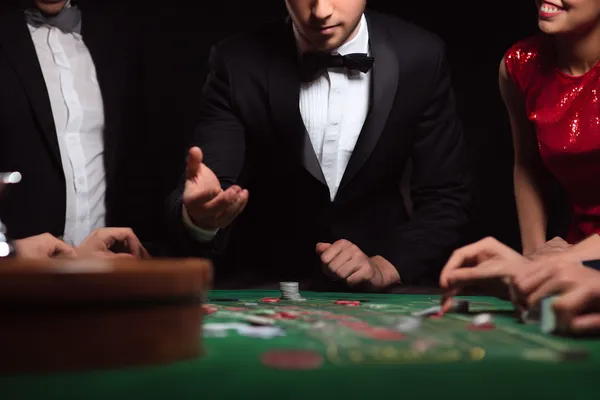 একটি জ্বলজ্বলে রুলেট চাকা এবং ছড়িয়ে থাকা চিপস — যা HHBD–এর লাইভ ও ইনস্ট্যান্ট-উইন গেমের আকর্ষণকে ফুটিয়ে তোলে।