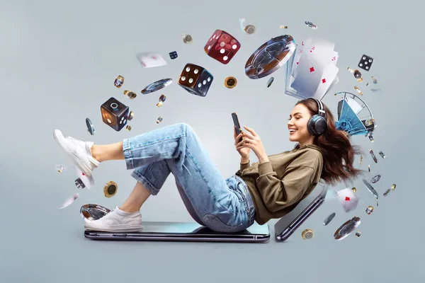 উজ্জ্বল স্লট মেশিনের পাশে হাস্যোজ্জ্বল এক নারী—যা HHBD–এর রোমাঞ্চকর স্লট সংগ্রহকে উপস্থাপন করে।