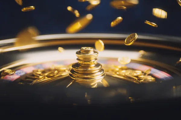 ক্যাসিনো চিপে ঘেরা এক আত্মবিশ্বাসী ডিলার খেলোয়াড়দের HHBD অ্যাকাউন্টে লগইন করতে আহ্বান করছেন—যা দ্রুত ও সহজ লগইন সুবিধাকে উপস্থাপন করে।